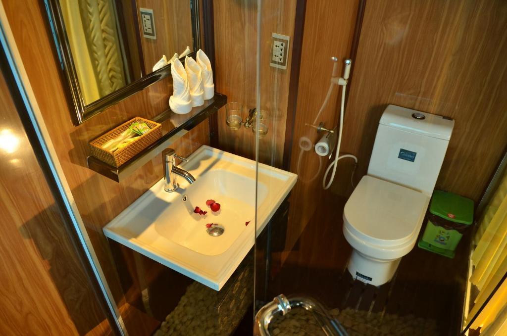 Garden Bay Premium Cruise Hotel Ha Long Exterior photo